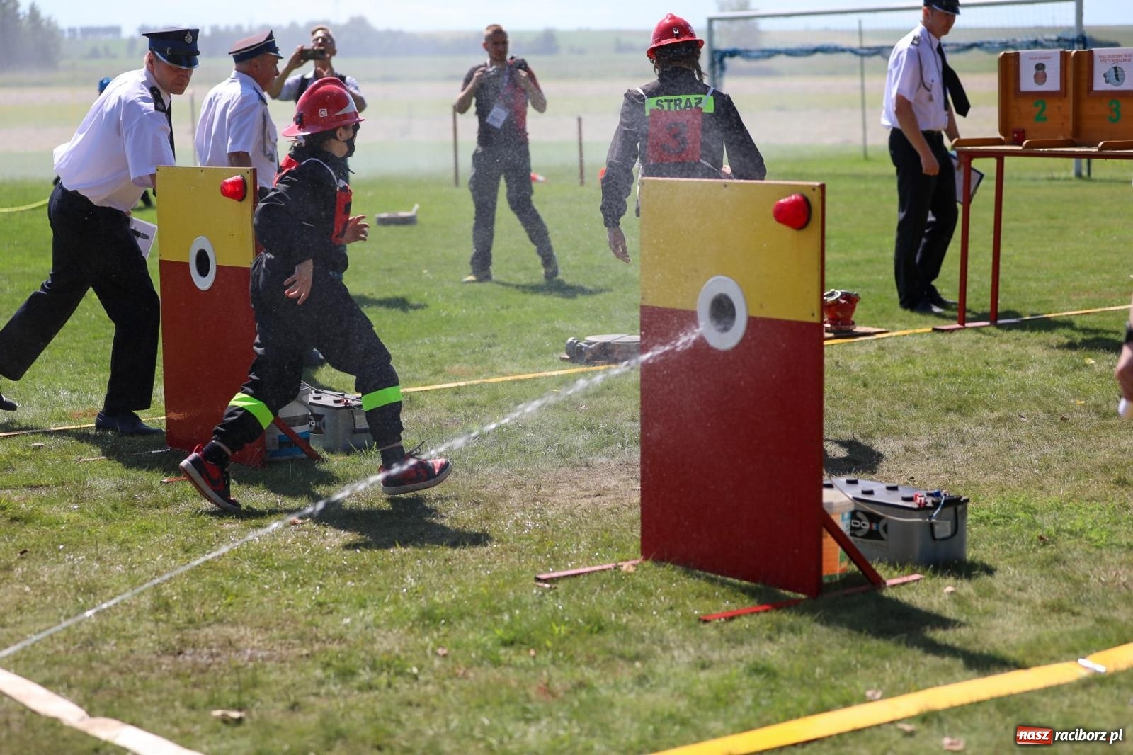 Zdjęcie w galerii na portalu naszraciborz.pl: Krzanowice wywożą trzy puchary z Bojanowa. Gminne zawody sportowo-pożarnicze wiadomości z regionu
