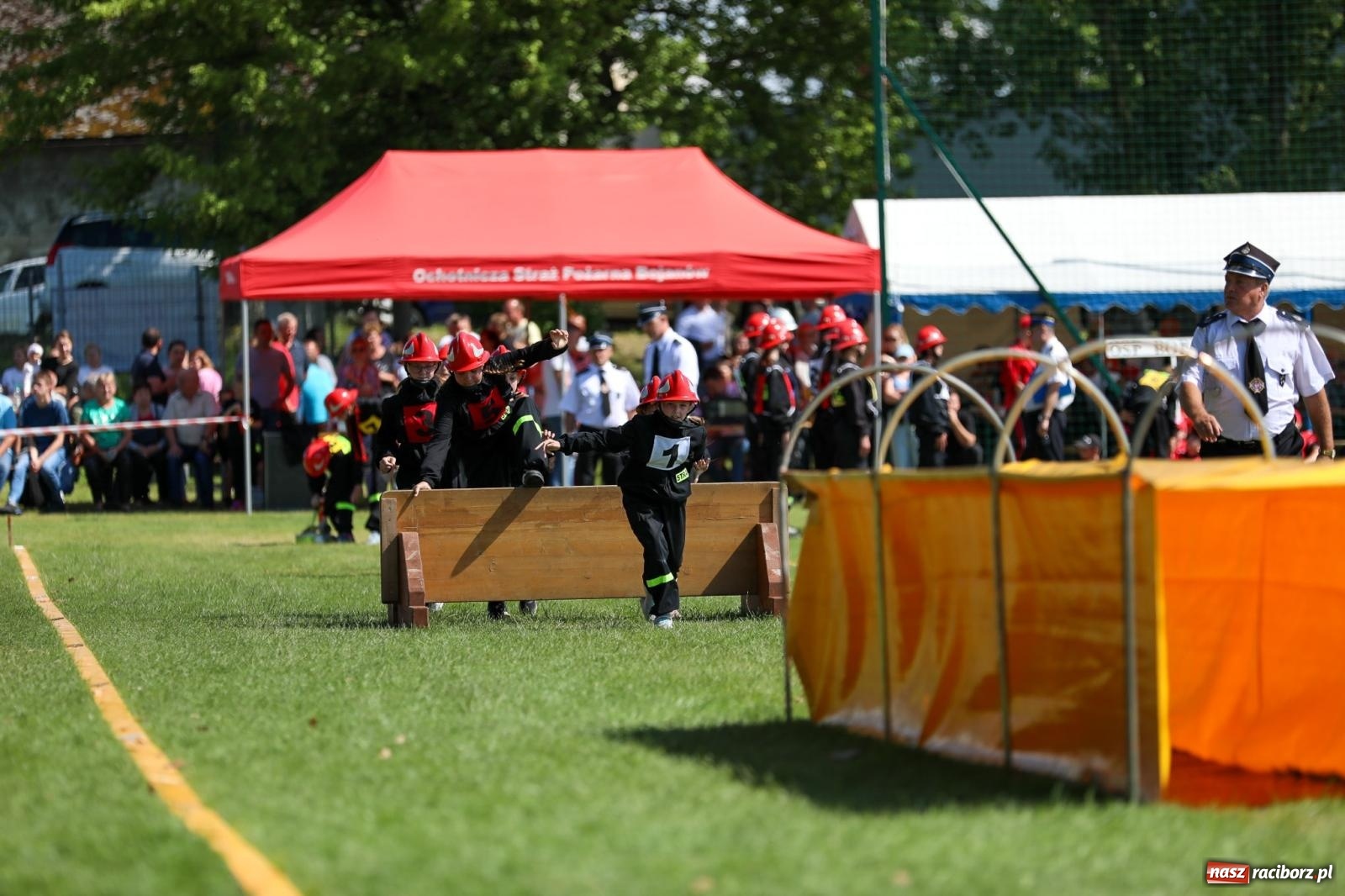 Zdjęcie w galerii na portalu naszraciborz.pl: Krzanowice wywożą trzy puchary z Bojanowa. Gminne zawody sportowo-pożarnicze wiadomości z regionu