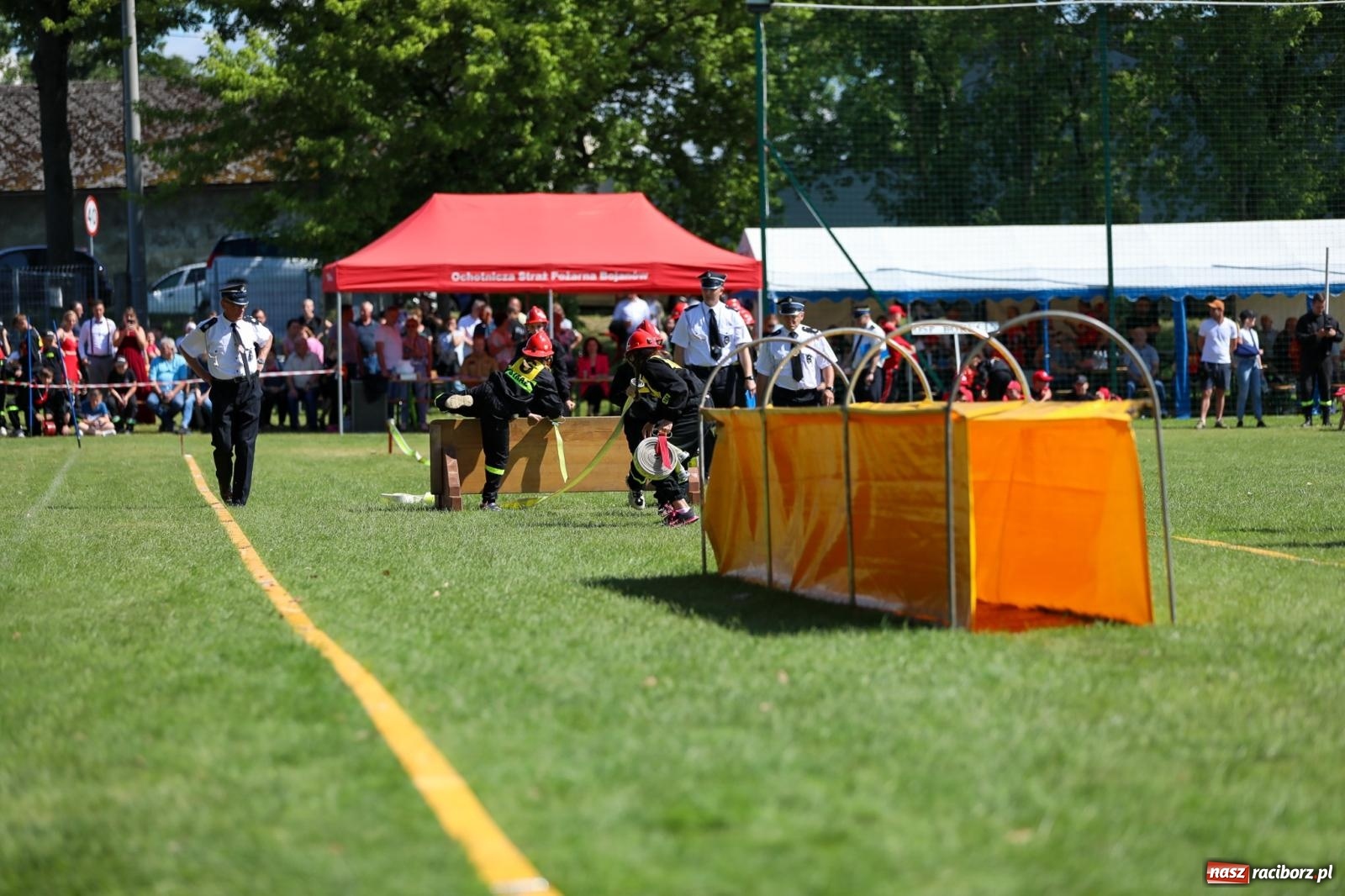 Zdjęcie w galerii na portalu naszraciborz.pl: Krzanowice wywożą trzy puchary z Bojanowa. Gminne zawody sportowo-pożarnicze wiadomości z regionu