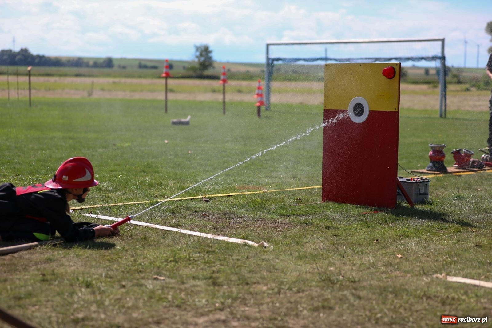 Zdjęcie w galerii na portalu naszraciborz.pl: Krzanowice wywożą trzy puchary z Bojanowa. Gminne zawody sportowo-pożarnicze wiadomości z regionu