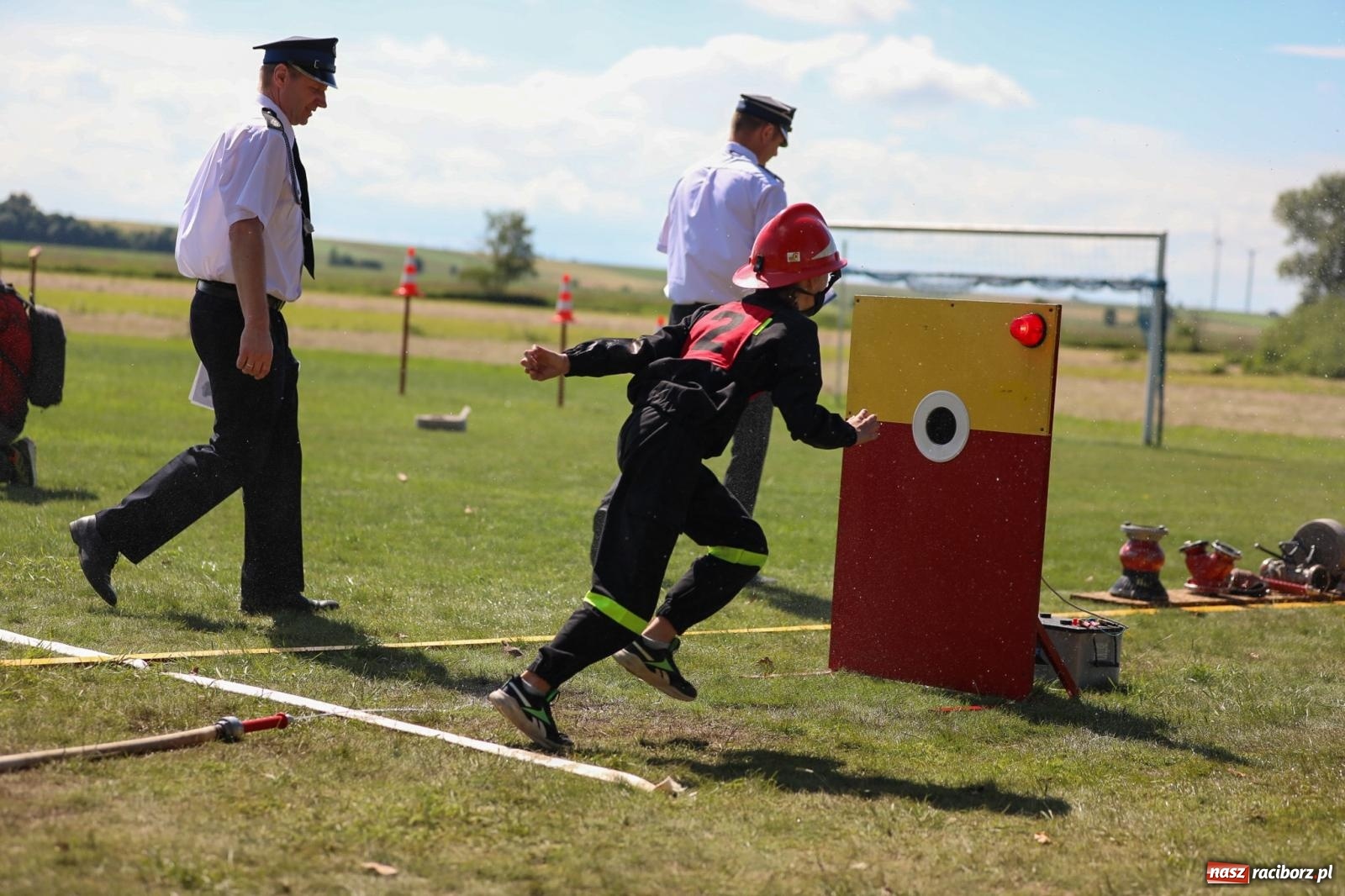 Zdjęcie w galerii na portalu naszraciborz.pl: Krzanowice wywożą trzy puchary z Bojanowa. Gminne zawody sportowo-pożarnicze wiadomości z regionu