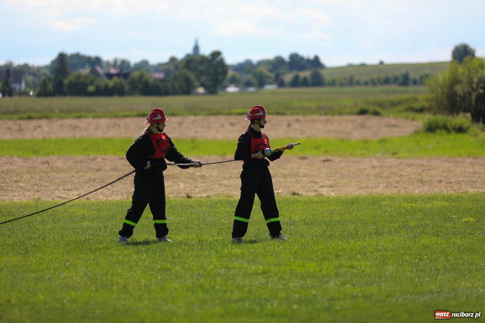 Zdjęcie w galerii na portalu naszraciborz.pl: Krzanowice wywożą trzy puchary z Bojanowa. Gminne zawody sportowo-pożarnicze wiadomości z regionu