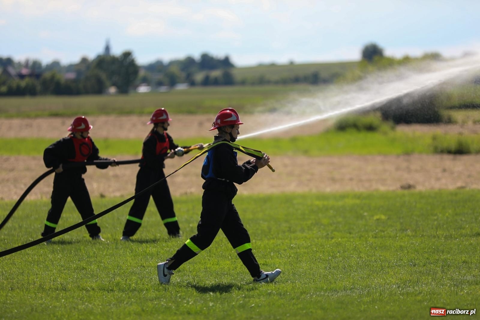 Zdjęcie w galerii na portalu naszraciborz.pl: Krzanowice wywożą trzy puchary z Bojanowa. Gminne zawody sportowo-pożarnicze wiadomości z regionu