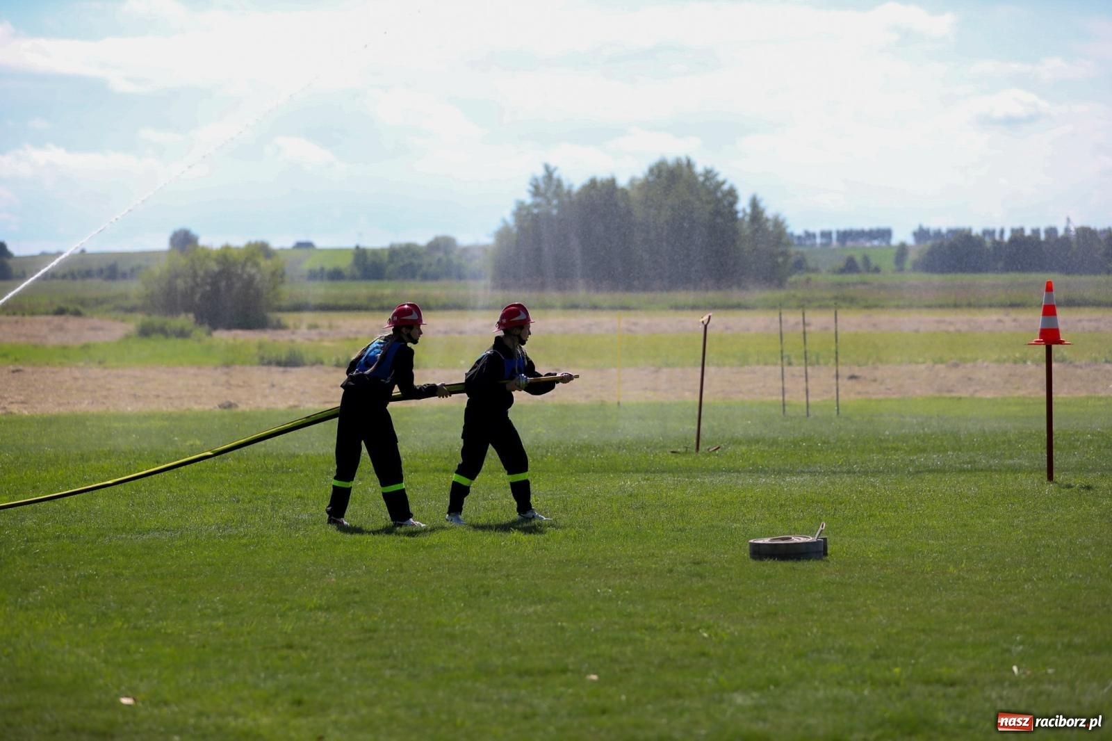 Zdjęcie w galerii na portalu naszraciborz.pl: Krzanowice wywożą trzy puchary z Bojanowa. Gminne zawody sportowo-pożarnicze wiadomości z regionu