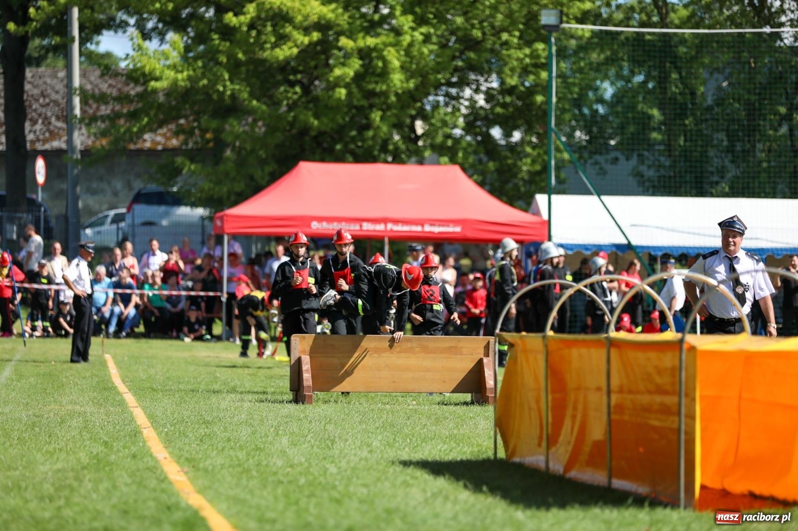 Zdjęcie w galerii na portalu naszraciborz.pl: Krzanowice wywożą trzy puchary z Bojanowa. Gminne zawody sportowo-pożarnicze wiadomości z regionu