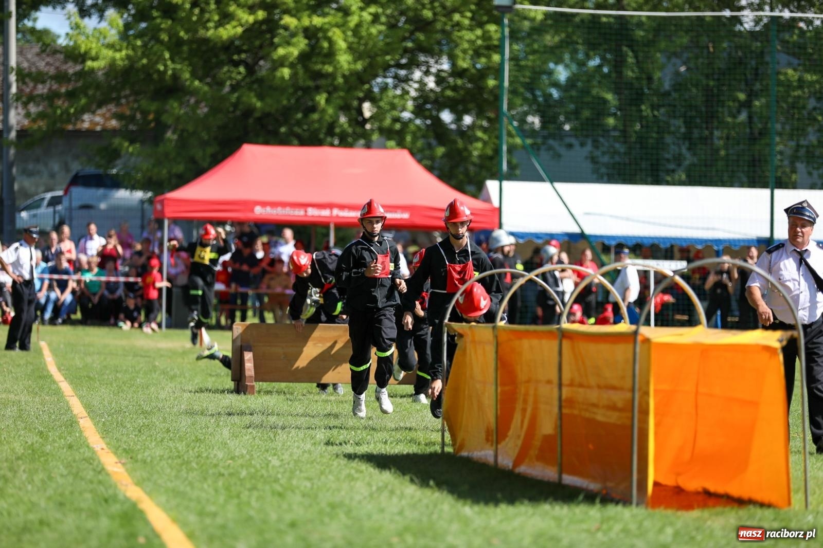 Zdjęcie w galerii na portalu naszraciborz.pl: Krzanowice wywożą trzy puchary z Bojanowa. Gminne zawody sportowo-pożarnicze wiadomości z regionu