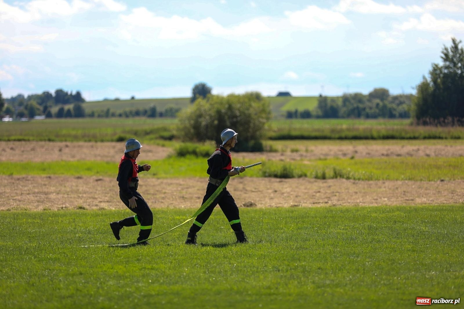 Zdjęcie w galerii na portalu naszraciborz.pl: Krzanowice wywożą trzy puchary z Bojanowa. Gminne zawody sportowo-pożarnicze wiadomości z regionu