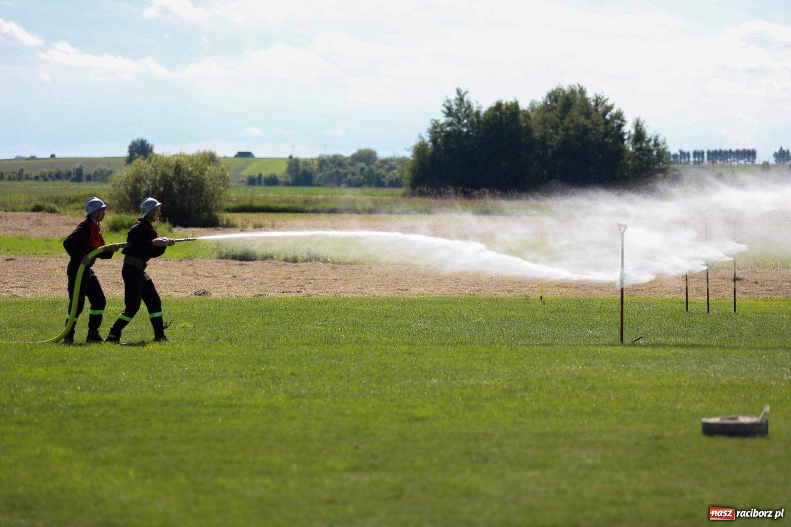 Zdjęcie w galerii na portalu naszraciborz.pl: Krzanowice wywożą trzy puchary z Bojanowa. Gminne zawody sportowo-pożarnicze wiadomości z regionu