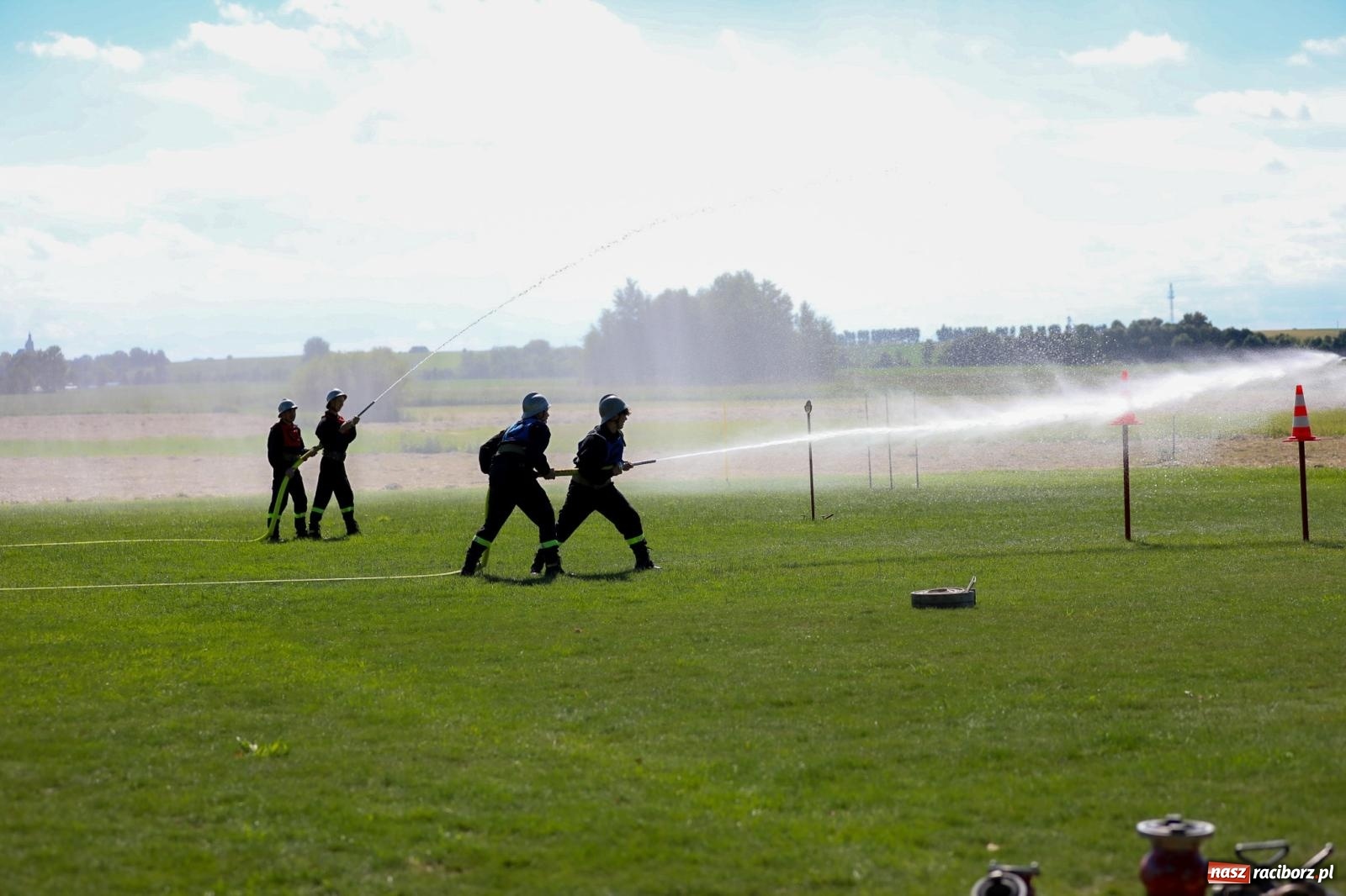 Zdjęcie w galerii na portalu naszraciborz.pl: Krzanowice wywożą trzy puchary z Bojanowa. Gminne zawody sportowo-pożarnicze wiadomości z regionu