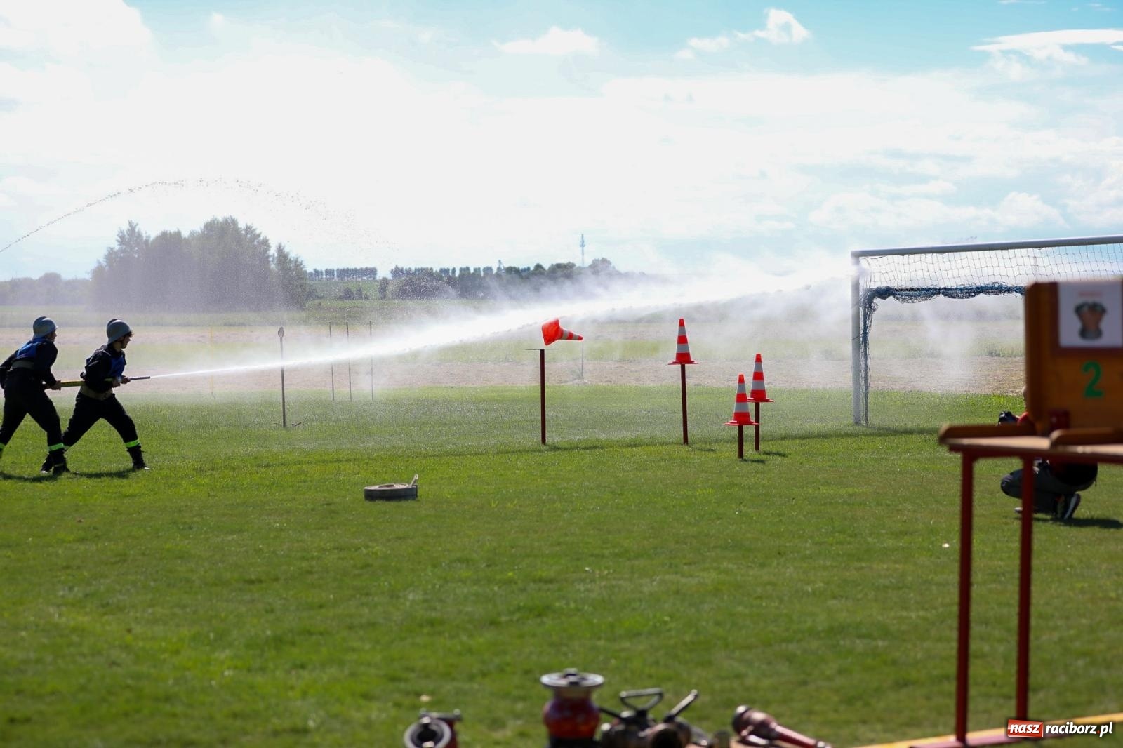 Zdjęcie w galerii na portalu naszraciborz.pl: Krzanowice wywożą trzy puchary z Bojanowa. Gminne zawody sportowo-pożarnicze wiadomości z regionu