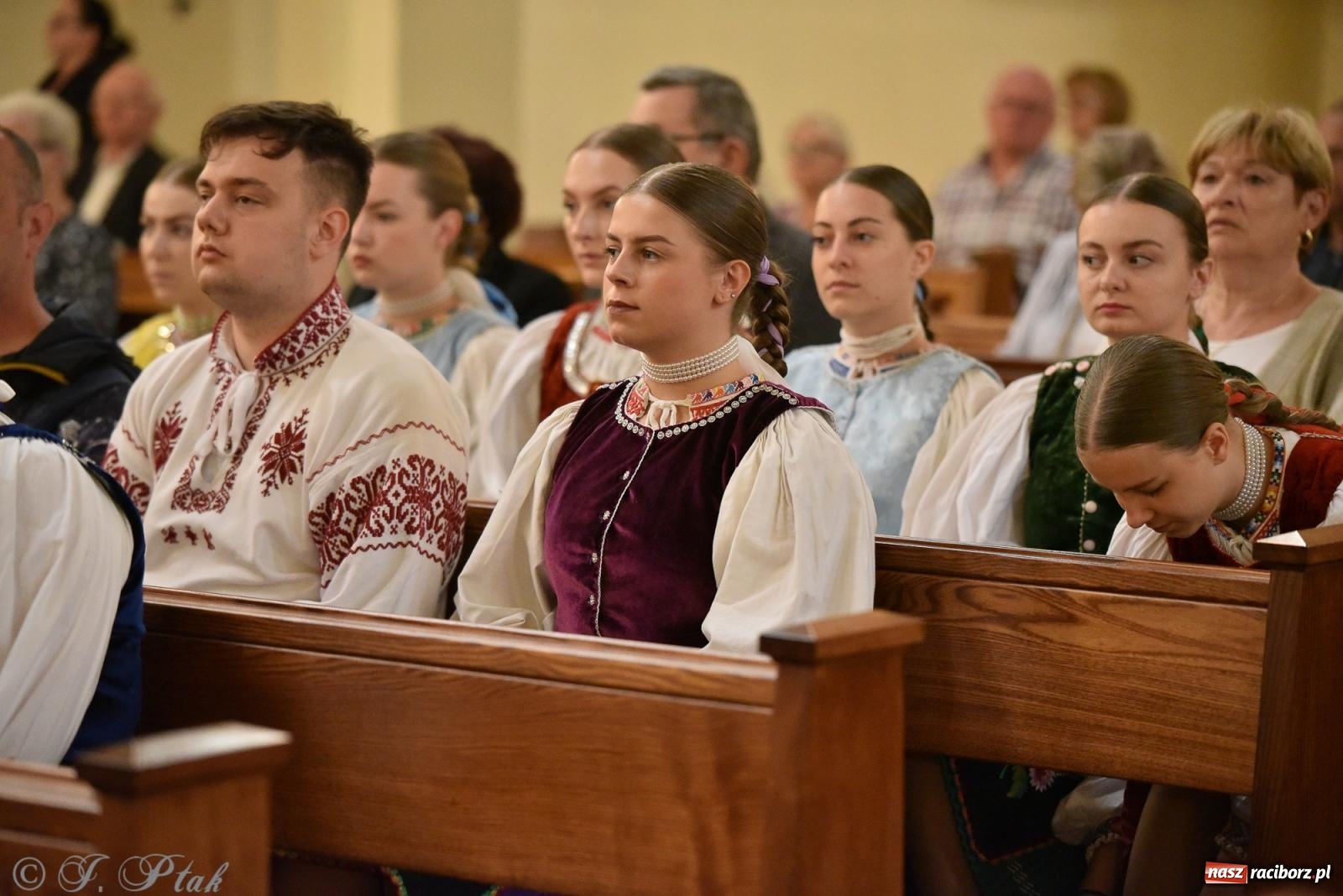 Zdjęcie w galerii na portalu naszraciborz.pl: W okrąglaku jak w Meksyku. Potomkowie Azteków w parafii NSPJ [FOTO i WIDEO] wiadomości z regionu