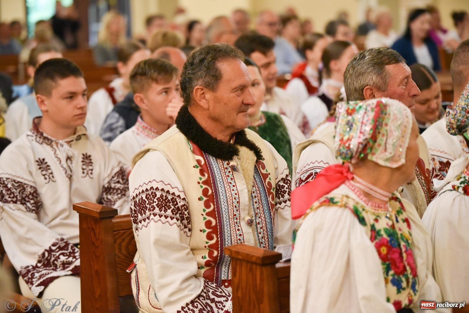 Zdjęcie w galerii na portalu naszraciborz.pl: W okrąglaku jak w Meksyku. Potomkowie Azteków w parafii NSPJ [FOTO i WIDEO] wiadomości z regionu