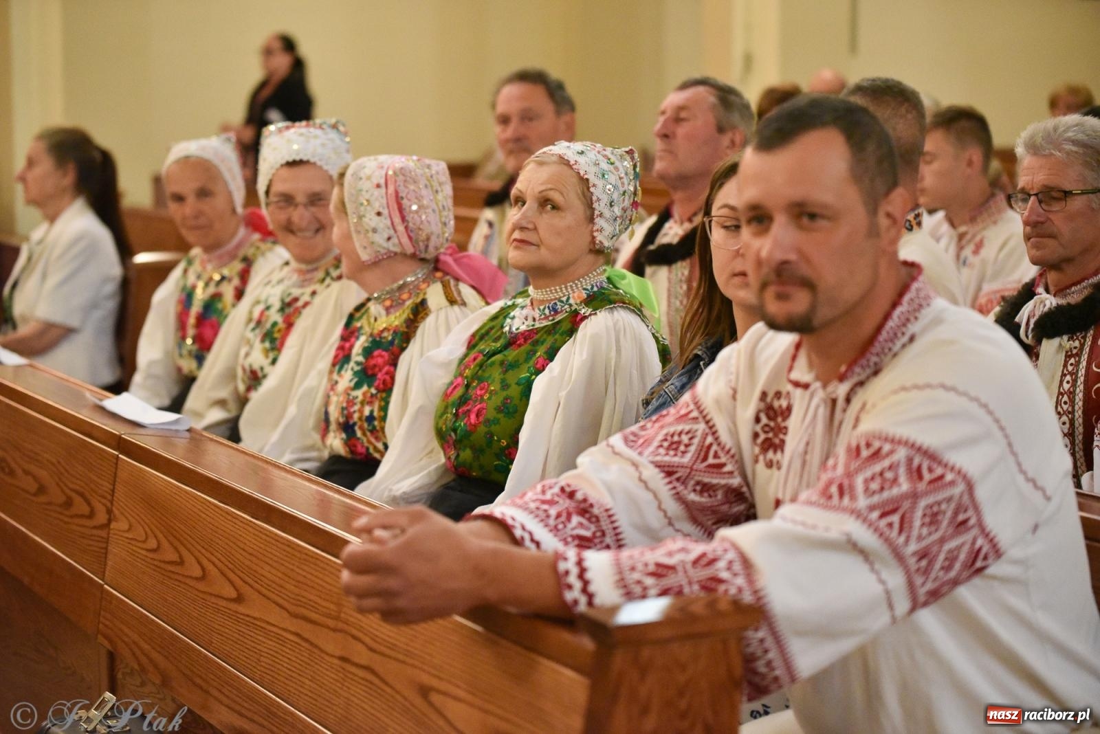 Zdjęcie w galerii na portalu naszraciborz.pl: W okrąglaku jak w Meksyku. Potomkowie Azteków w parafii NSPJ [FOTO i WIDEO] wiadomości z regionu
