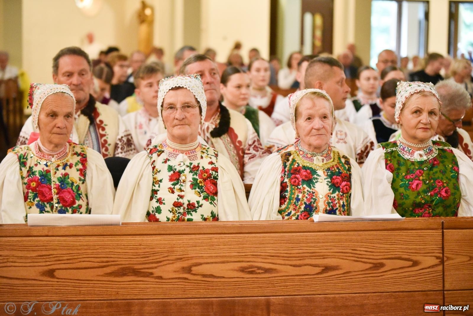 Zdjęcie w galerii na portalu naszraciborz.pl: W okrąglaku jak w Meksyku. Potomkowie Azteków w parafii NSPJ [FOTO i WIDEO] wiadomości z regionu