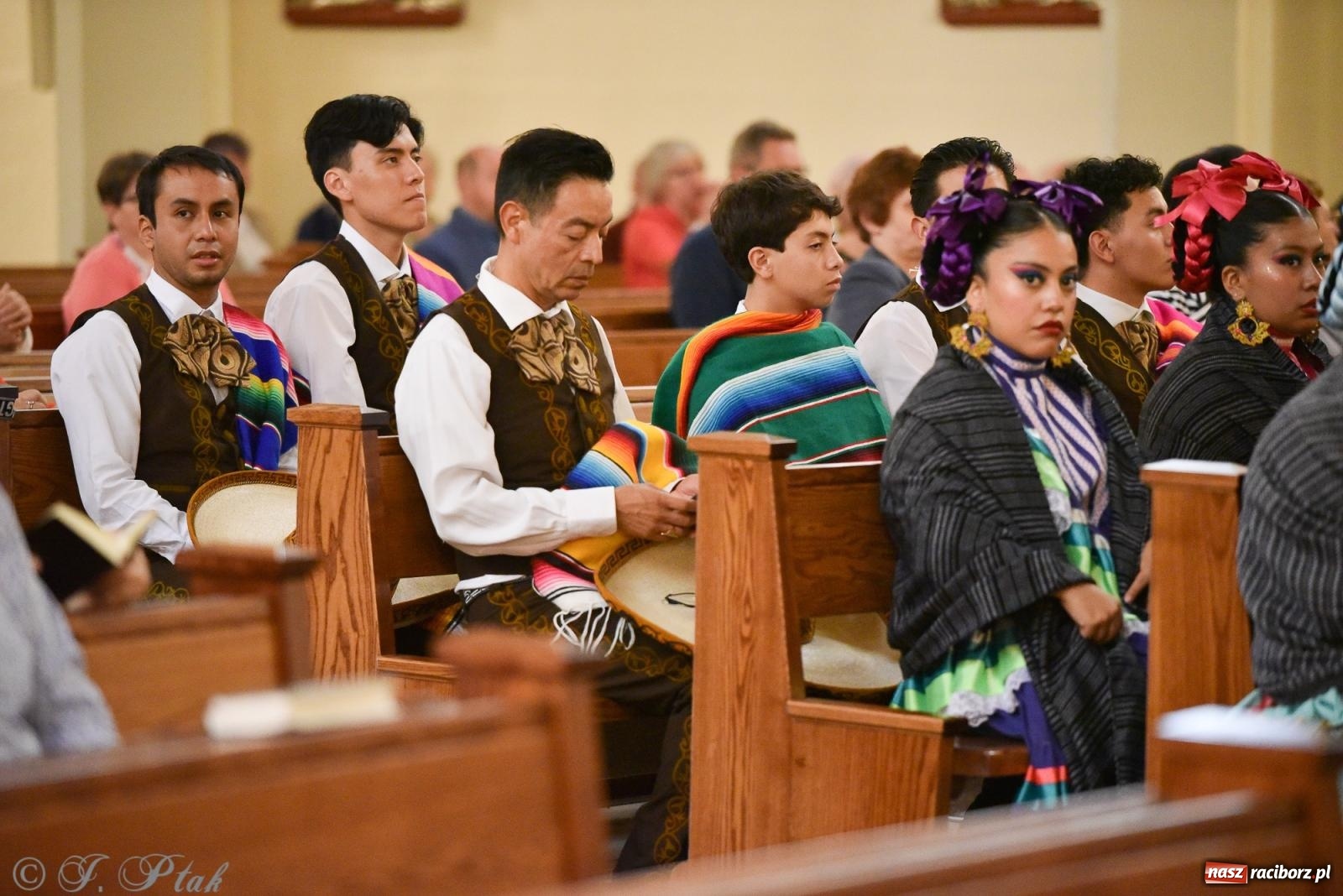 Zdjęcie w galerii na portalu naszraciborz.pl: W okrąglaku jak w Meksyku. Potomkowie Azteków w parafii NSPJ [FOTO i WIDEO] wiadomości z regionu
