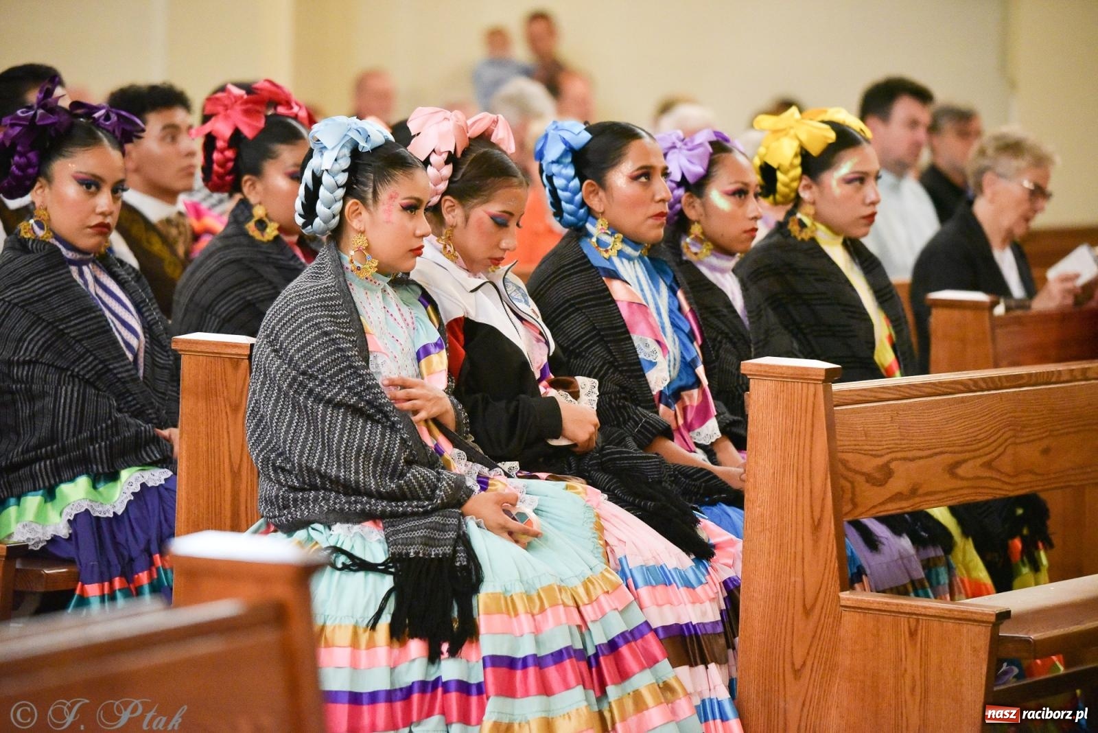 Zdjęcie w galerii na portalu naszraciborz.pl: W okrąglaku jak w Meksyku. Potomkowie Azteków w parafii NSPJ [FOTO i WIDEO] wiadomości z regionu