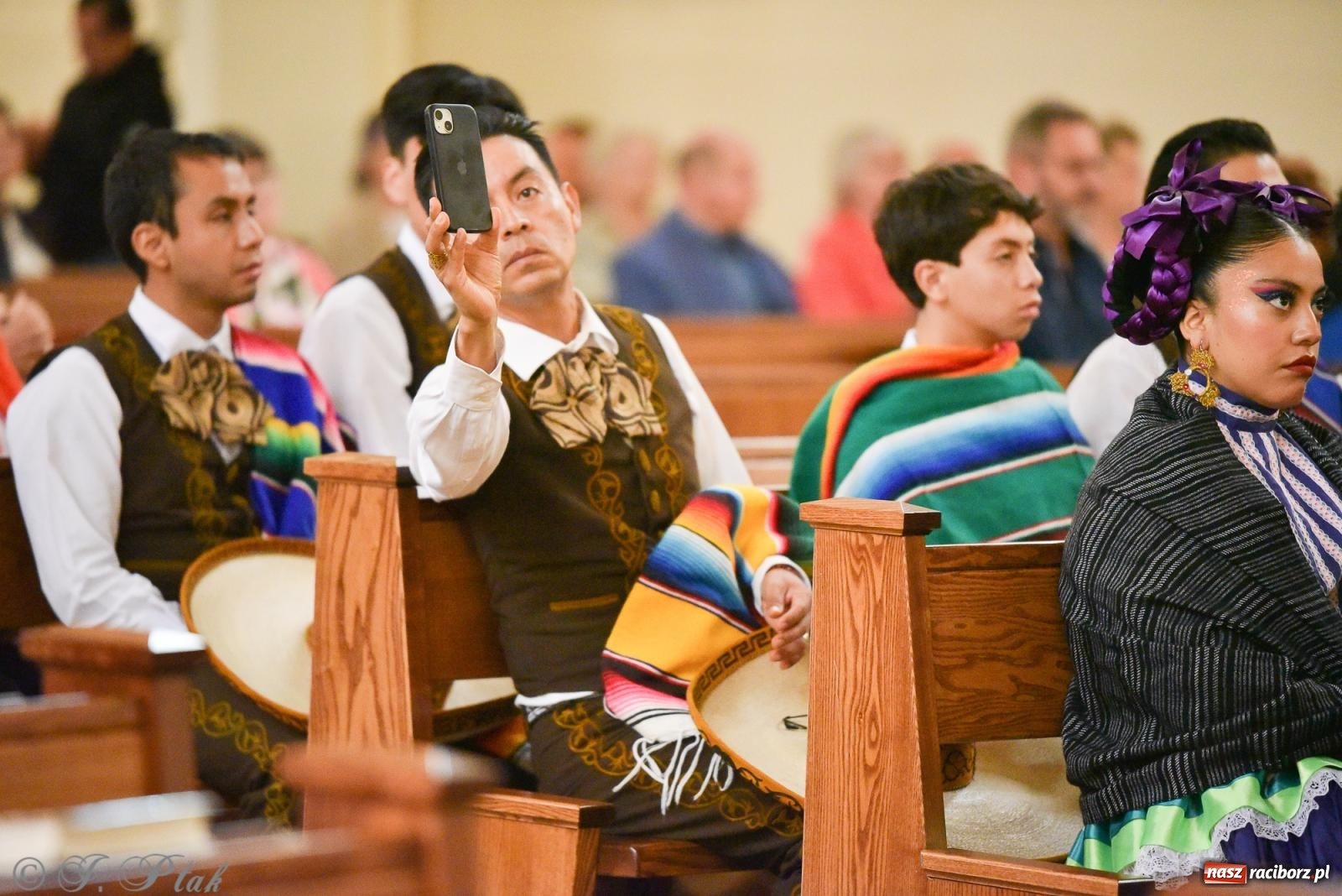 Zdjęcie w galerii na portalu naszraciborz.pl: W okrąglaku jak w Meksyku. Potomkowie Azteków w parafii NSPJ [FOTO i WIDEO] wiadomości z regionu