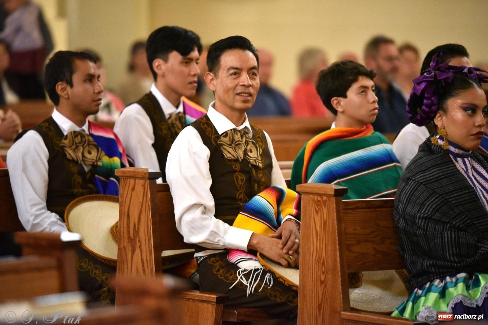 Zdjęcie w galerii na portalu naszraciborz.pl: W okrąglaku jak w Meksyku. Potomkowie Azteków w parafii NSPJ [FOTO i WIDEO] wiadomości z regionu