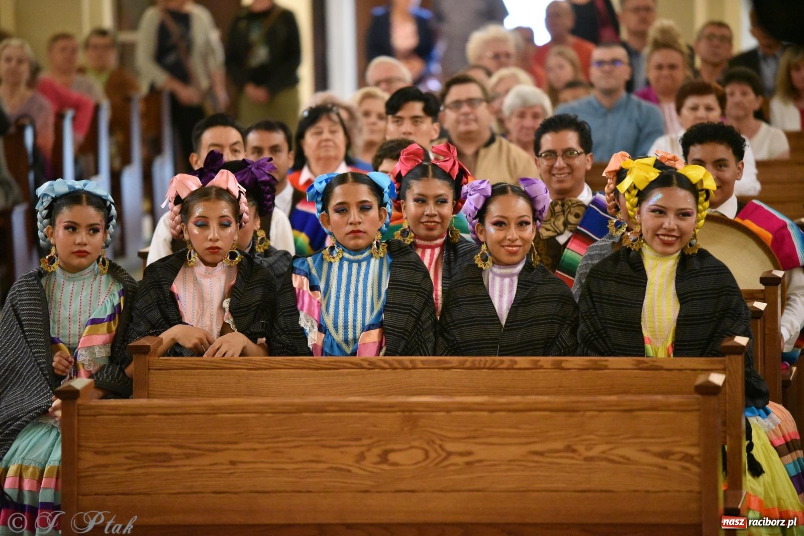 Zdjęcie w galerii na portalu naszraciborz.pl: W okrąglaku jak w Meksyku. Potomkowie Azteków w parafii NSPJ [FOTO i WIDEO] wiadomości z regionu