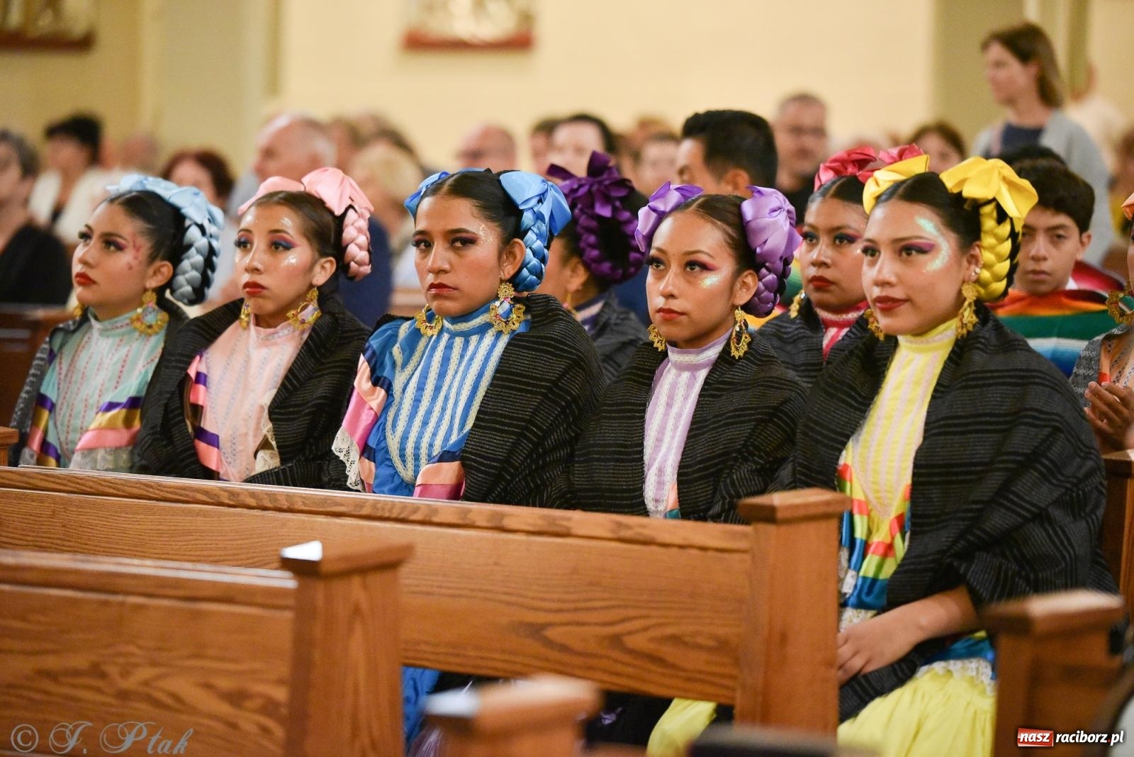 Zdjęcie w galerii na portalu naszraciborz.pl: W okrąglaku jak w Meksyku. Potomkowie Azteków w parafii NSPJ [FOTO i WIDEO] wiadomości z regionu