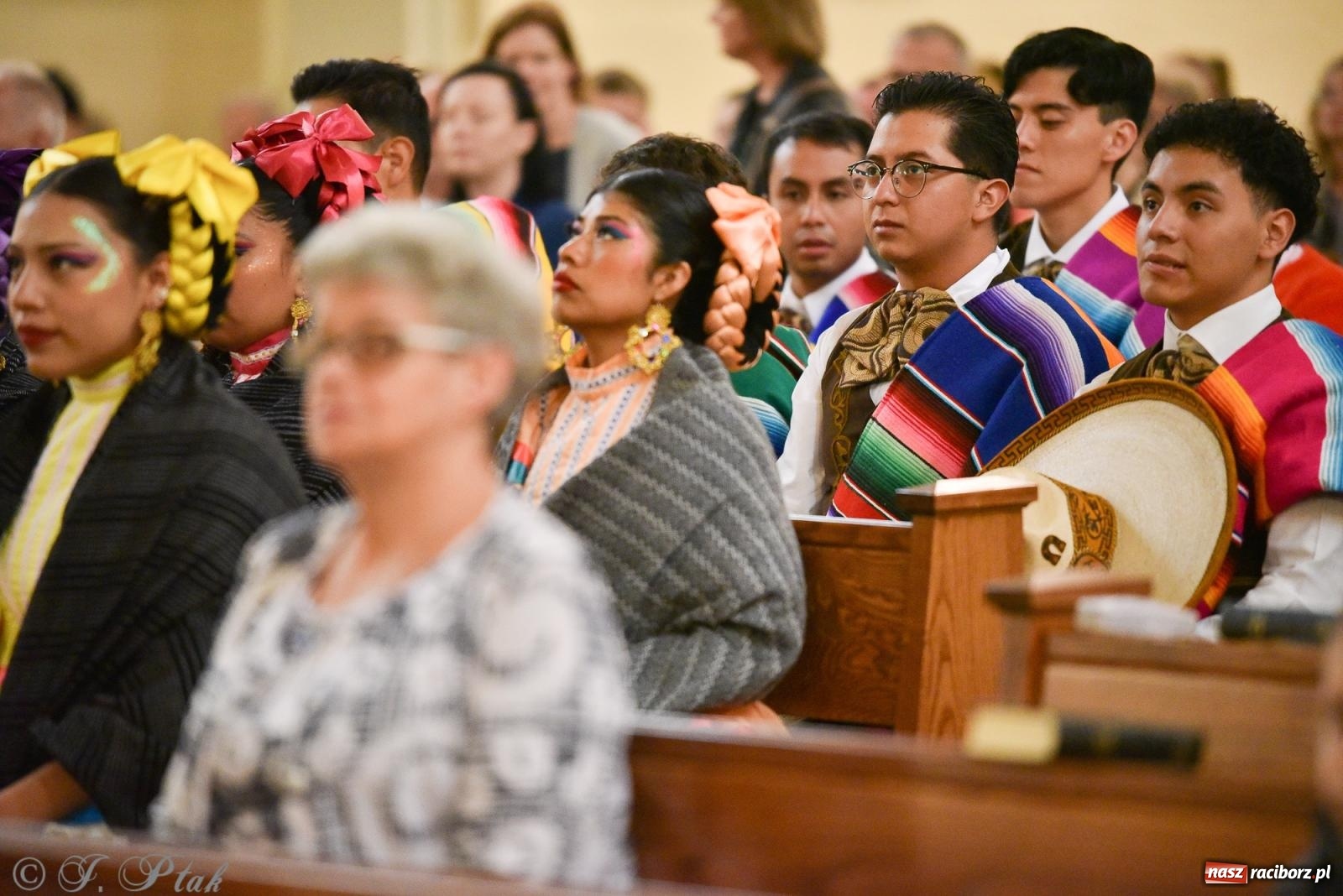 Zdjęcie w galerii na portalu naszraciborz.pl: W okrąglaku jak w Meksyku. Potomkowie Azteków w parafii NSPJ [FOTO i WIDEO] wiadomości z regionu