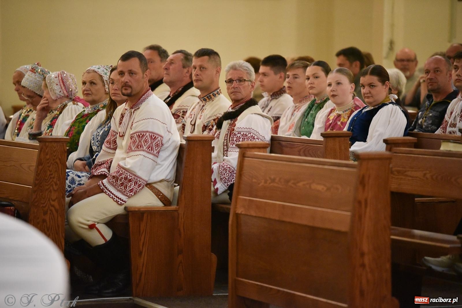 Zdjęcie w galerii na portalu naszraciborz.pl: W okrąglaku jak w Meksyku. Potomkowie Azteków w parafii NSPJ [FOTO i WIDEO] wiadomości z regionu