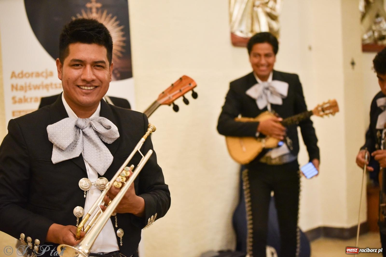 Zdjęcie w galerii na portalu naszraciborz.pl: W okrąglaku jak w Meksyku. Potomkowie Azteków w parafii NSPJ [FOTO i WIDEO] wiadomości z regionu
