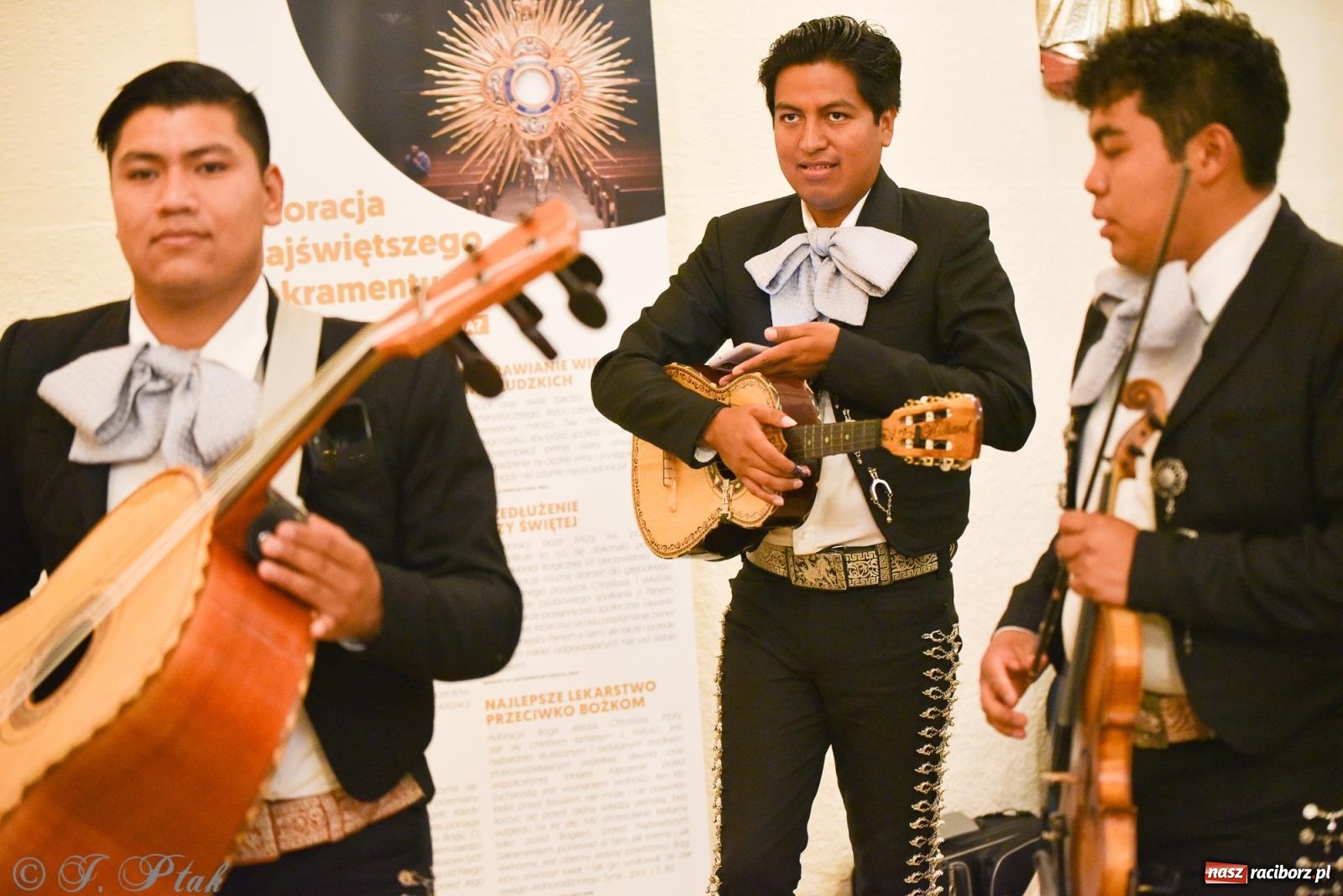 Zdjęcie w galerii na portalu naszraciborz.pl: W okrąglaku jak w Meksyku. Potomkowie Azteków w parafii NSPJ [FOTO i WIDEO] wiadomości z regionu