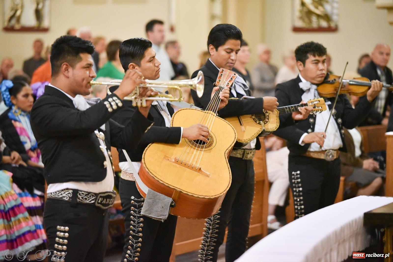 Zdjęcie w galerii na portalu naszraciborz.pl: W okrąglaku jak w Meksyku. Potomkowie Azteków w parafii NSPJ [FOTO i WIDEO] wiadomości z regionu