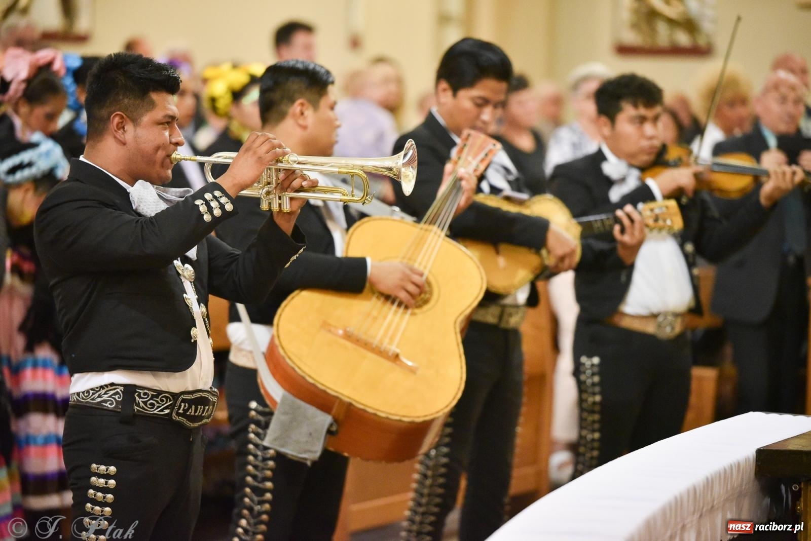 Zdjęcie w galerii na portalu naszraciborz.pl: W okrąglaku jak w Meksyku. Potomkowie Azteków w parafii NSPJ [FOTO i WIDEO] wiadomości z regionu