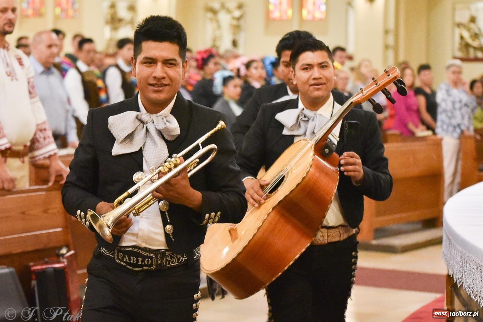 Zdjęcie w galerii na portalu naszraciborz.pl: W okrąglaku jak w Meksyku. Potomkowie Azteków w parafii NSPJ [FOTO i WIDEO] wiadomości z regionu