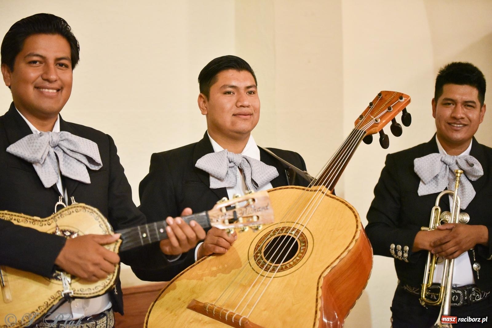 Zdjęcie w galerii na portalu naszraciborz.pl: W okrąglaku jak w Meksyku. Potomkowie Azteków w parafii NSPJ [FOTO i WIDEO] wiadomości z regionu