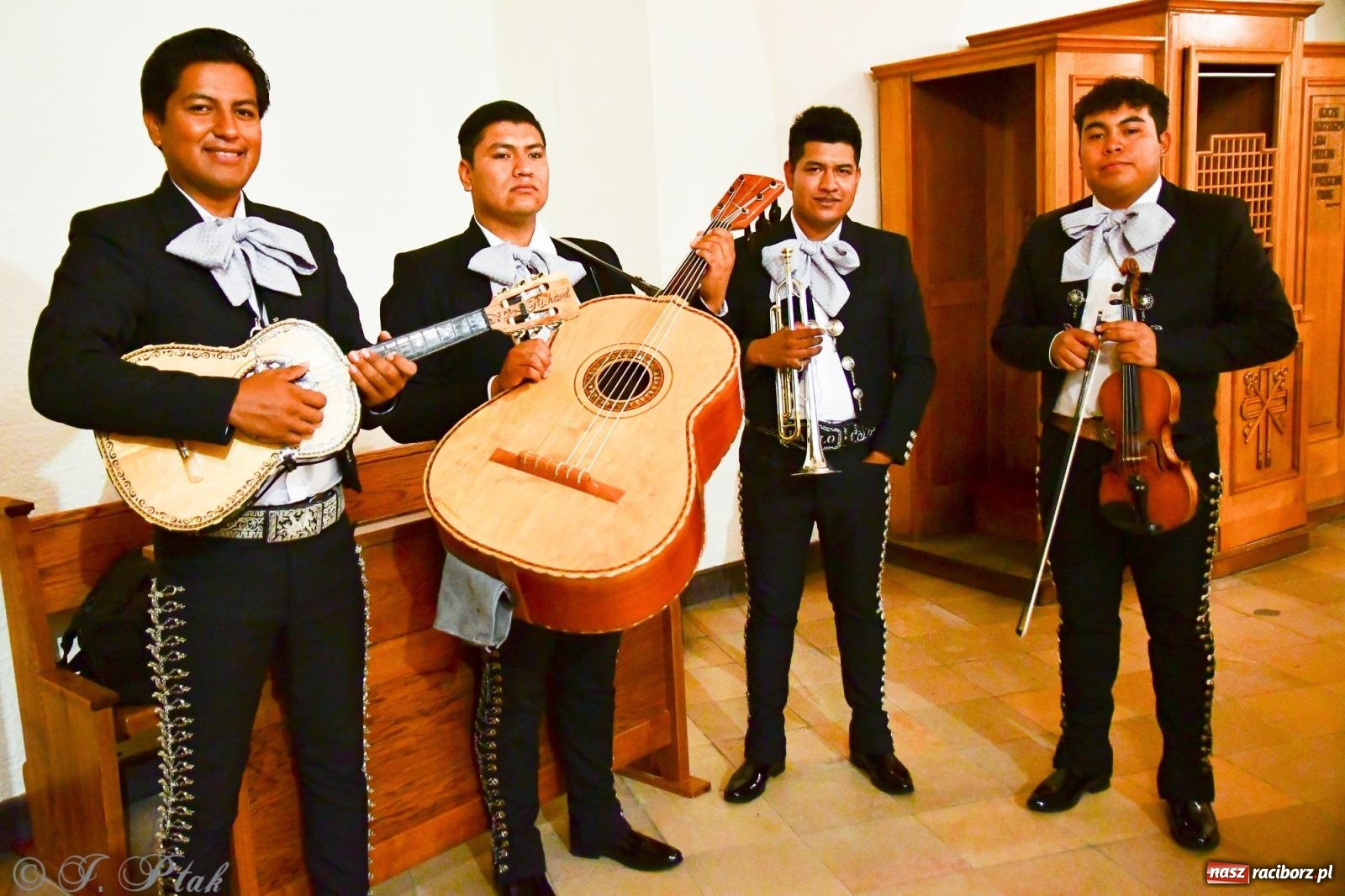 Zdjęcie w galerii na portalu naszraciborz.pl: W okrąglaku jak w Meksyku. Potomkowie Azteków w parafii NSPJ [FOTO i WIDEO] wiadomości z regionu