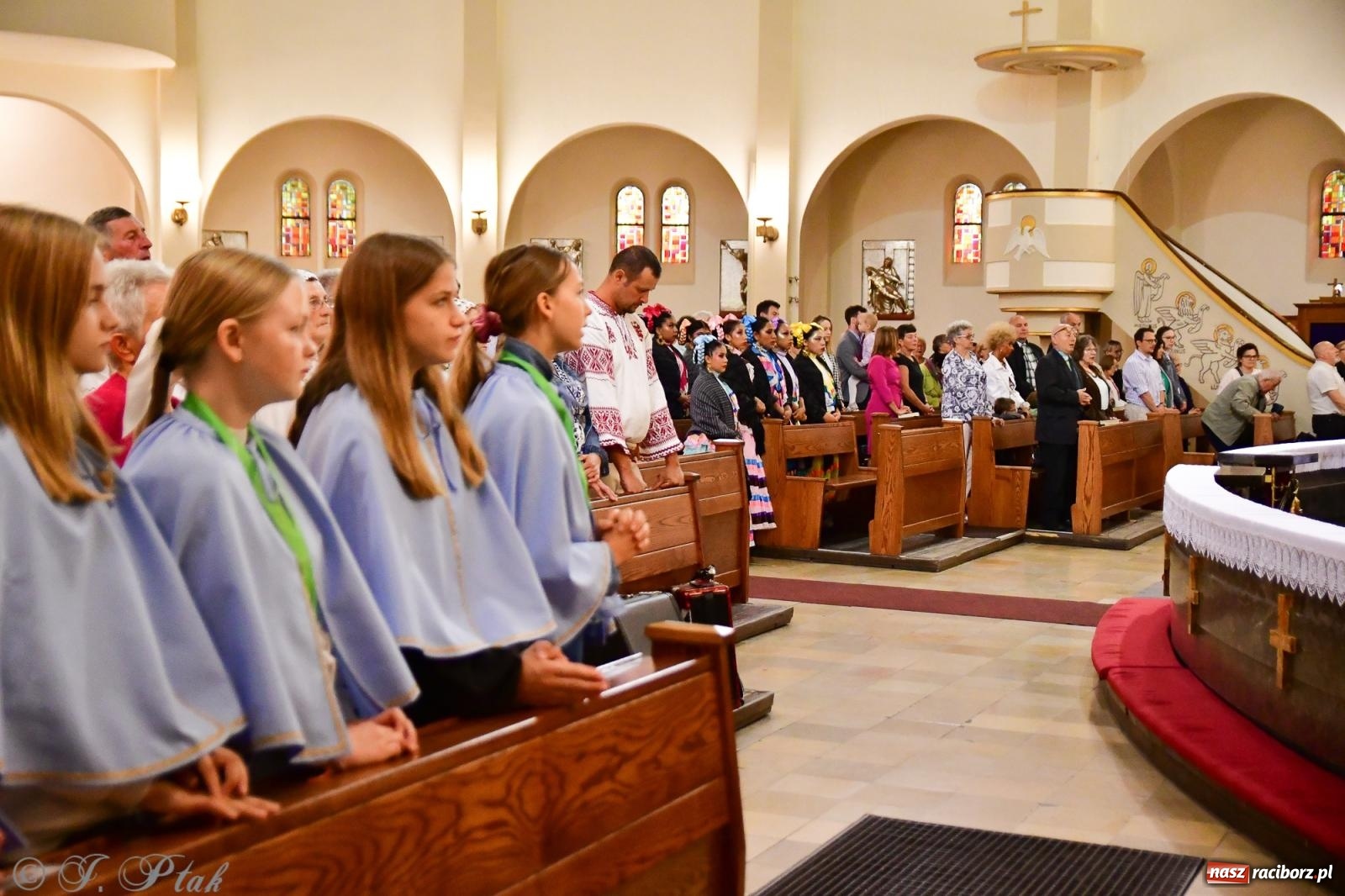 Zdjęcie w galerii na portalu naszraciborz.pl: W okrąglaku jak w Meksyku. Potomkowie Azteków w parafii NSPJ [FOTO i WIDEO] wiadomości z regionu