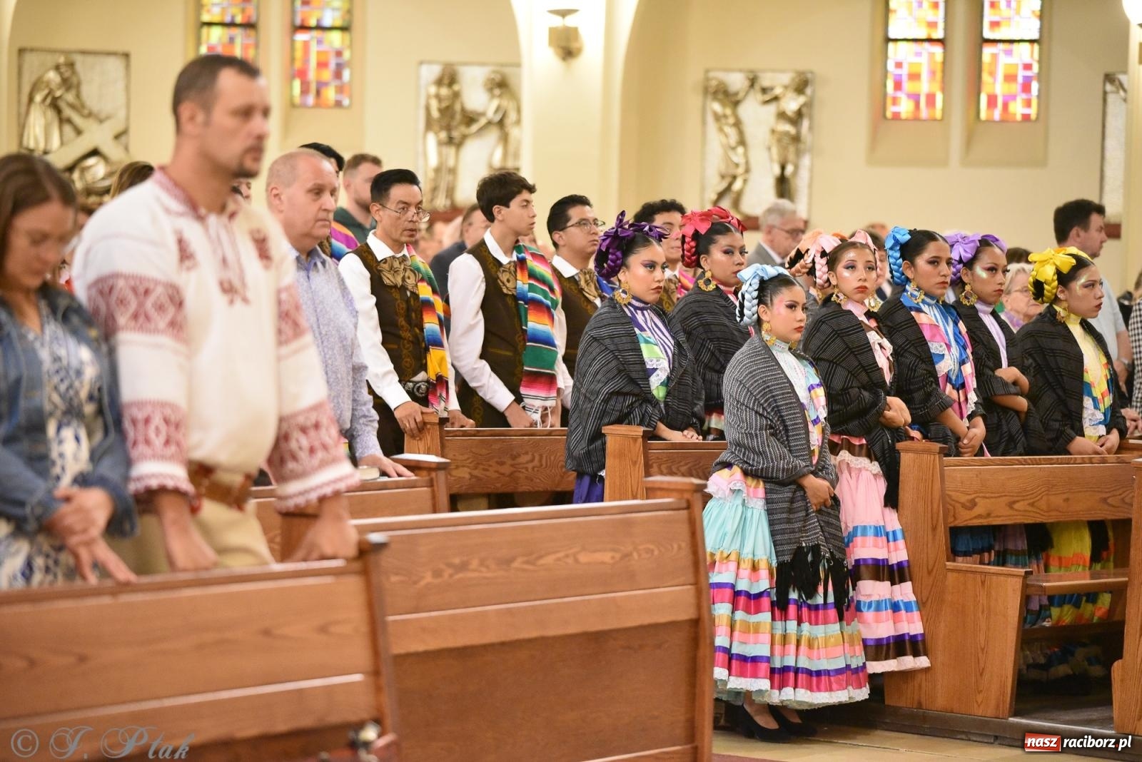 Zdjęcie w galerii na portalu naszraciborz.pl: W okrąglaku jak w Meksyku. Potomkowie Azteków w parafii NSPJ [FOTO i WIDEO] wiadomości z regionu