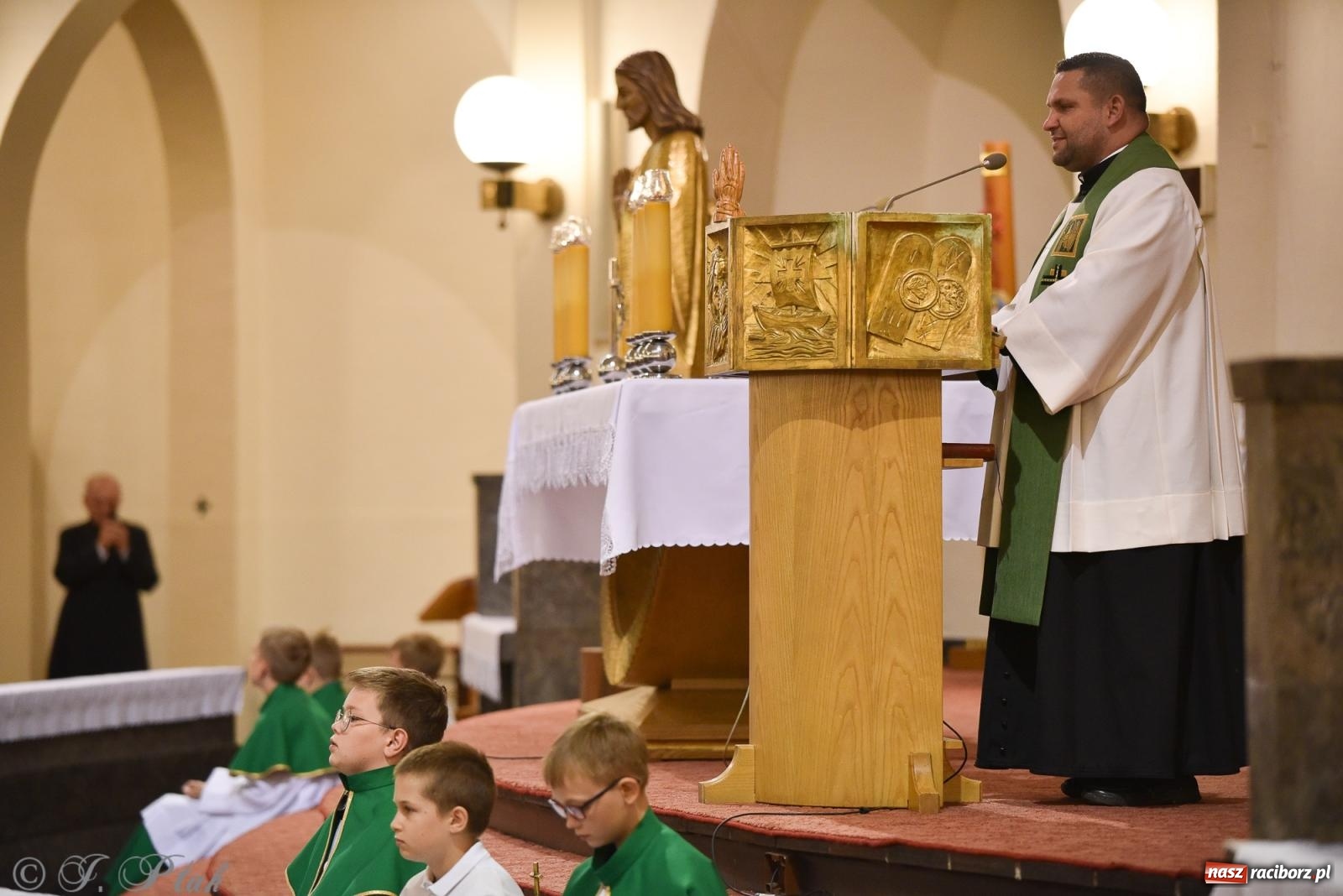 Zdjęcie w galerii na portalu naszraciborz.pl: W okrąglaku jak w Meksyku. Potomkowie Azteków w parafii NSPJ [FOTO i WIDEO] wiadomości z regionu
