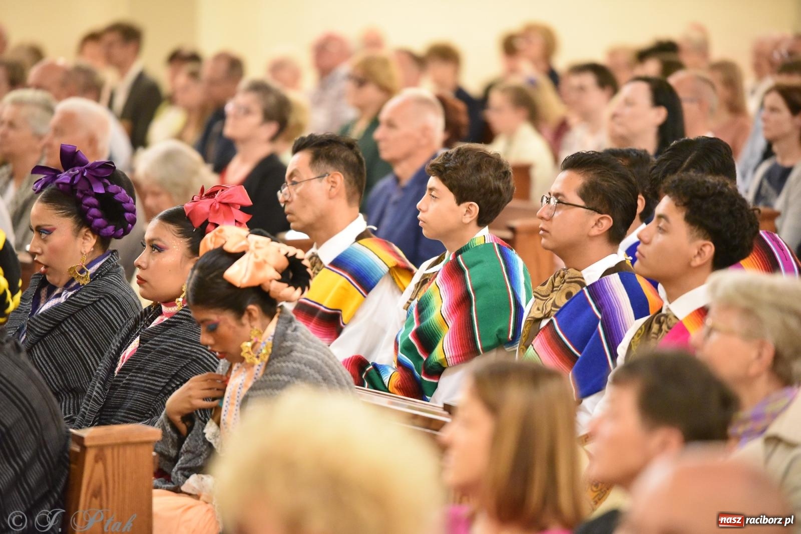 Zdjęcie w galerii na portalu naszraciborz.pl: W okrąglaku jak w Meksyku. Potomkowie Azteków w parafii NSPJ [FOTO i WIDEO] wiadomości z regionu