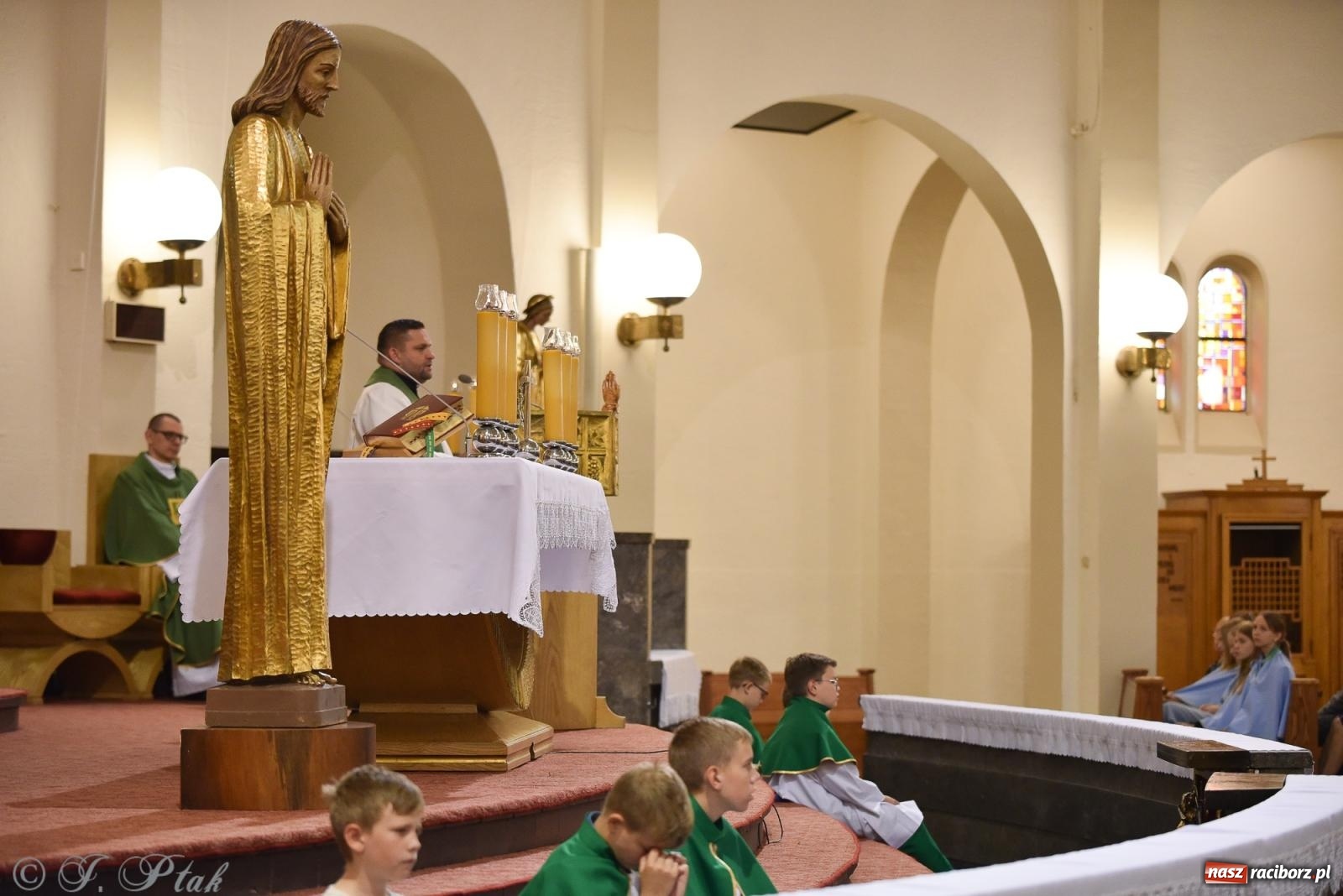 Zdjęcie w galerii na portalu naszraciborz.pl: W okrąglaku jak w Meksyku. Potomkowie Azteków w parafii NSPJ [FOTO i WIDEO] wiadomości z regionu