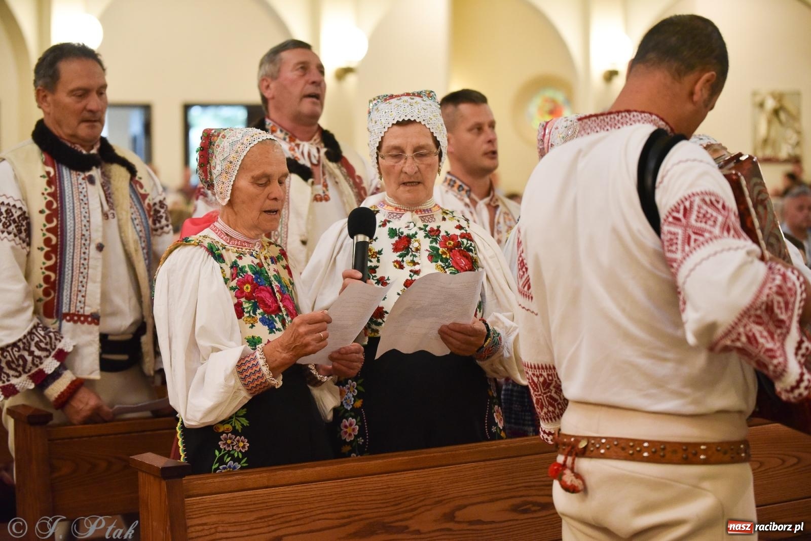 Zdjęcie w galerii na portalu naszraciborz.pl: W okrąglaku jak w Meksyku. Potomkowie Azteków w parafii NSPJ [FOTO i WIDEO] wiadomości z regionu