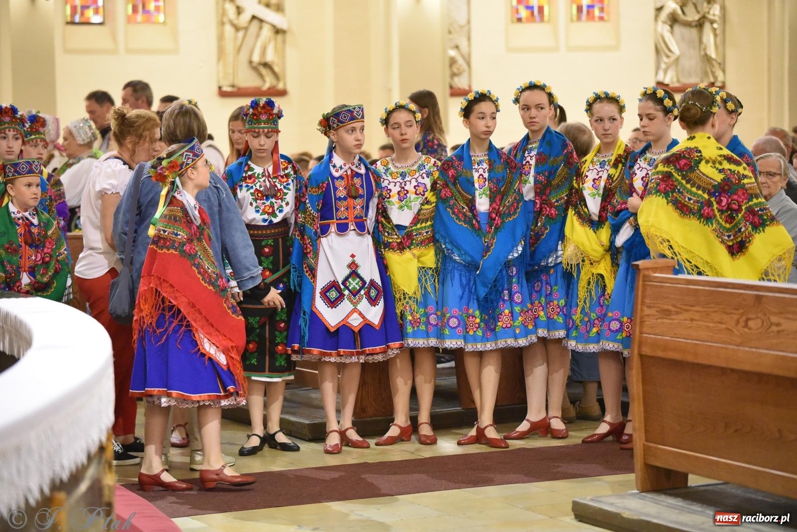 Zdjęcie w galerii na portalu naszraciborz.pl: W okrąglaku jak w Meksyku. Potomkowie Azteków w parafii NSPJ [FOTO i WIDEO] wiadomości z regionu