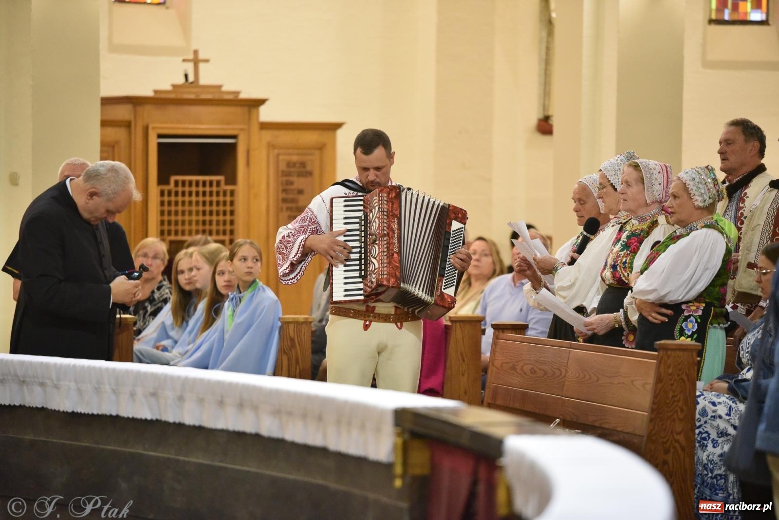 Zdjęcie w galerii na portalu naszraciborz.pl: W okrąglaku jak w Meksyku. Potomkowie Azteków w parafii NSPJ [FOTO i WIDEO] wiadomości z regionu