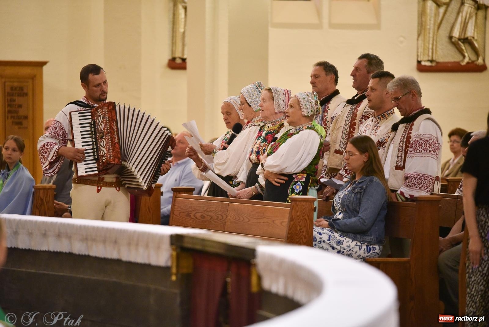 Zdjęcie w galerii na portalu naszraciborz.pl: W okrąglaku jak w Meksyku. Potomkowie Azteków w parafii NSPJ [FOTO i WIDEO] wiadomości z regionu