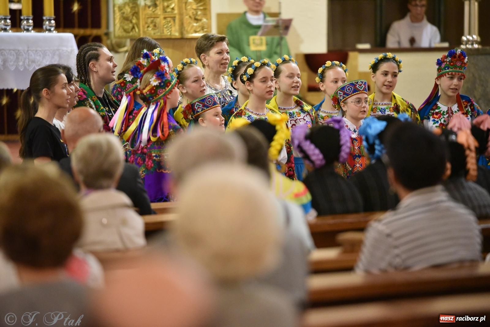 Zdjęcie w galerii na portalu naszraciborz.pl: W okrąglaku jak w Meksyku. Potomkowie Azteków w parafii NSPJ [FOTO i WIDEO] wiadomości z regionu