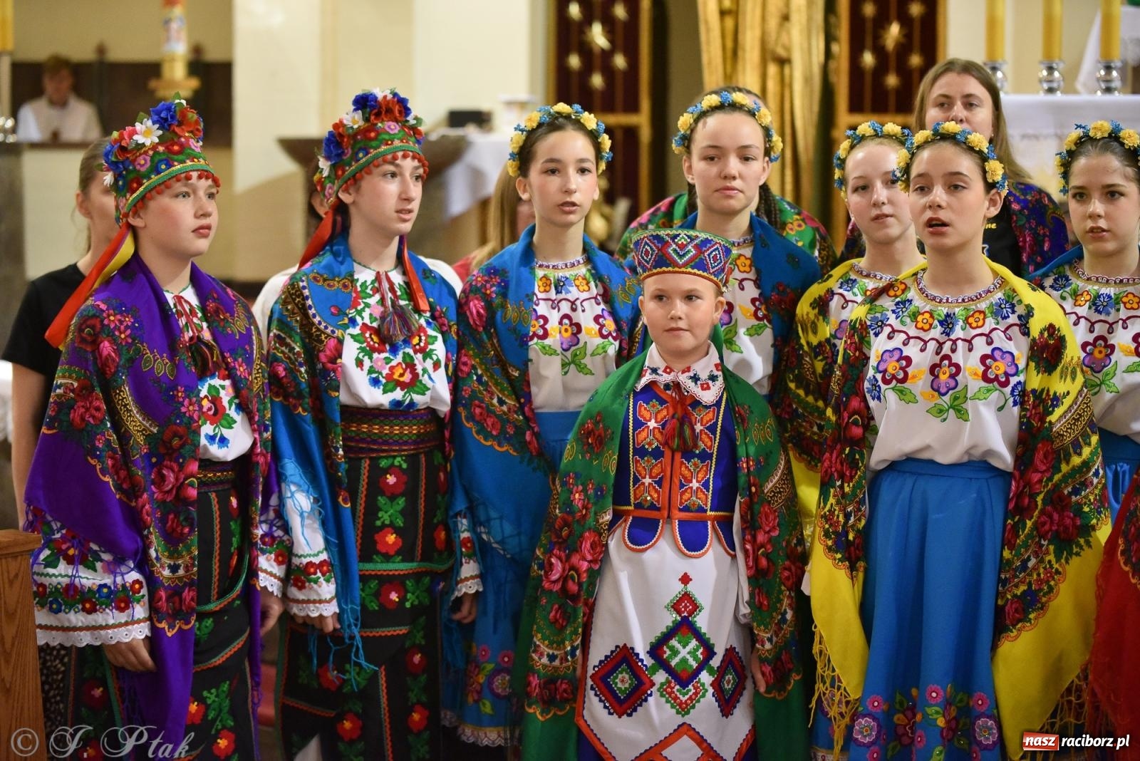 Zdjęcie w galerii na portalu naszraciborz.pl: W okrąglaku jak w Meksyku. Potomkowie Azteków w parafii NSPJ [FOTO i WIDEO] wiadomości z regionu