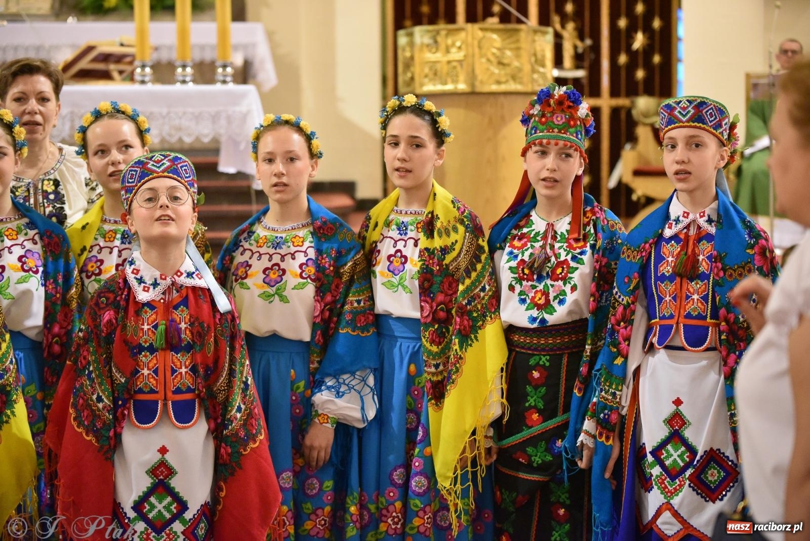 Zdjęcie w galerii na portalu naszraciborz.pl: W okrąglaku jak w Meksyku. Potomkowie Azteków w parafii NSPJ [FOTO i WIDEO] wiadomości z regionu