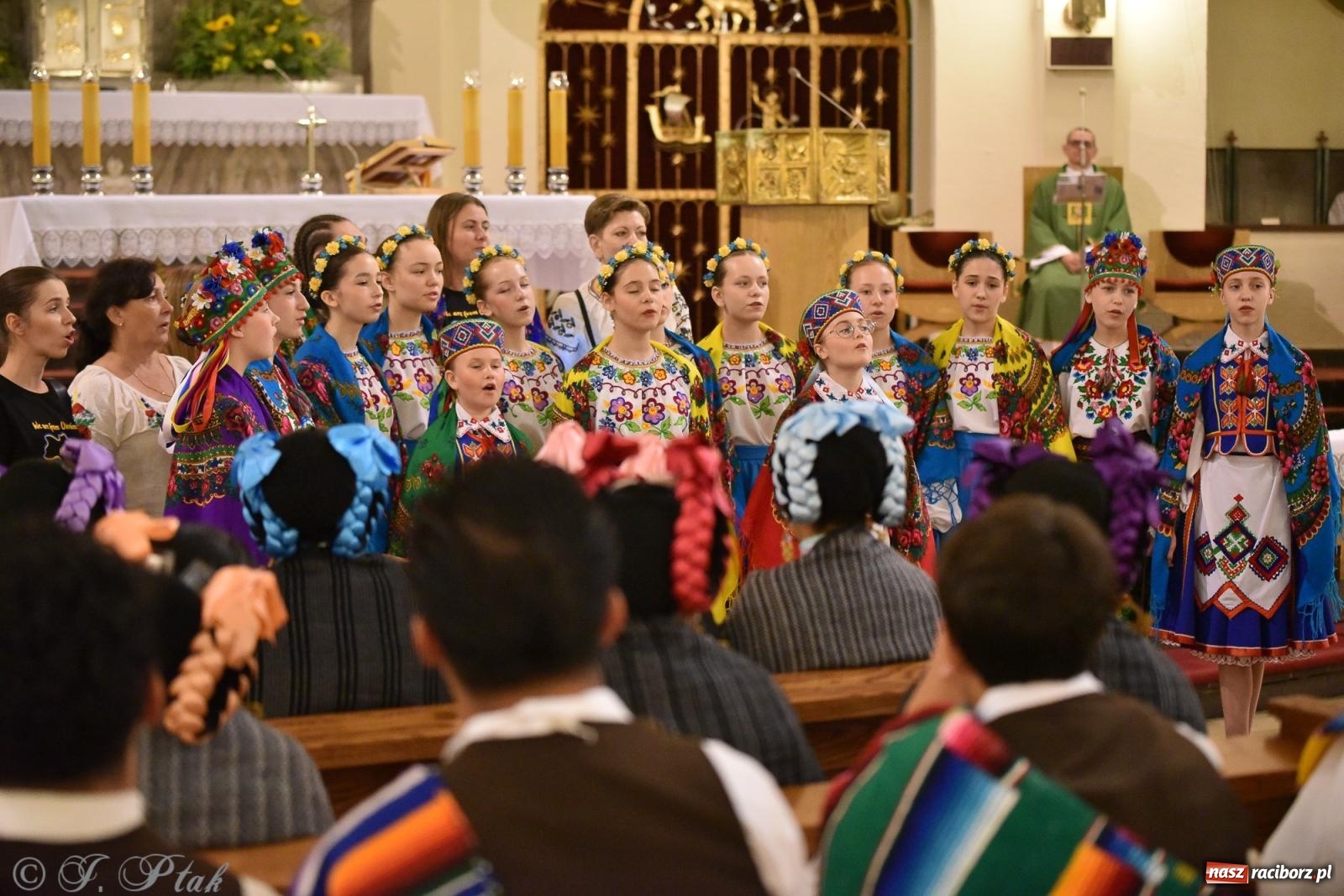 Zdjęcie w galerii na portalu naszraciborz.pl: W okrąglaku jak w Meksyku. Potomkowie Azteków w parafii NSPJ [FOTO i WIDEO] wiadomości z regionu