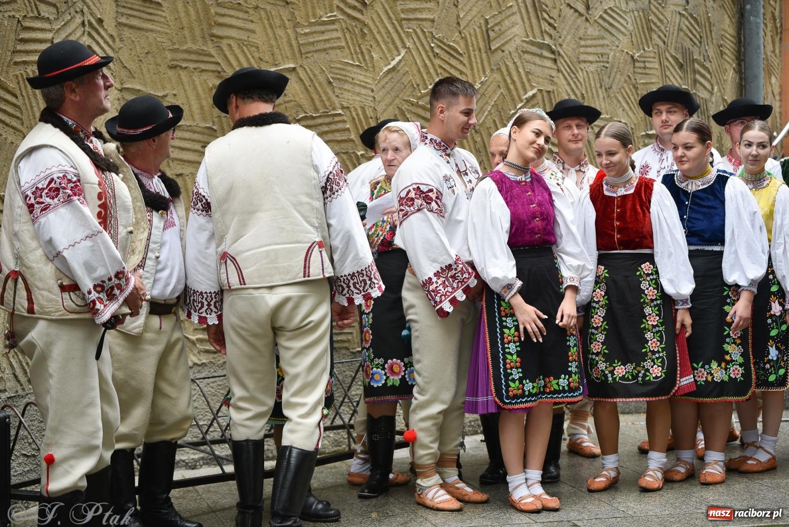 Zdjęcie w galerii na portalu naszraciborz.pl: W okrąglaku jak w Meksyku. Potomkowie Azteków w parafii NSPJ [FOTO i WIDEO] wiadomości z regionu