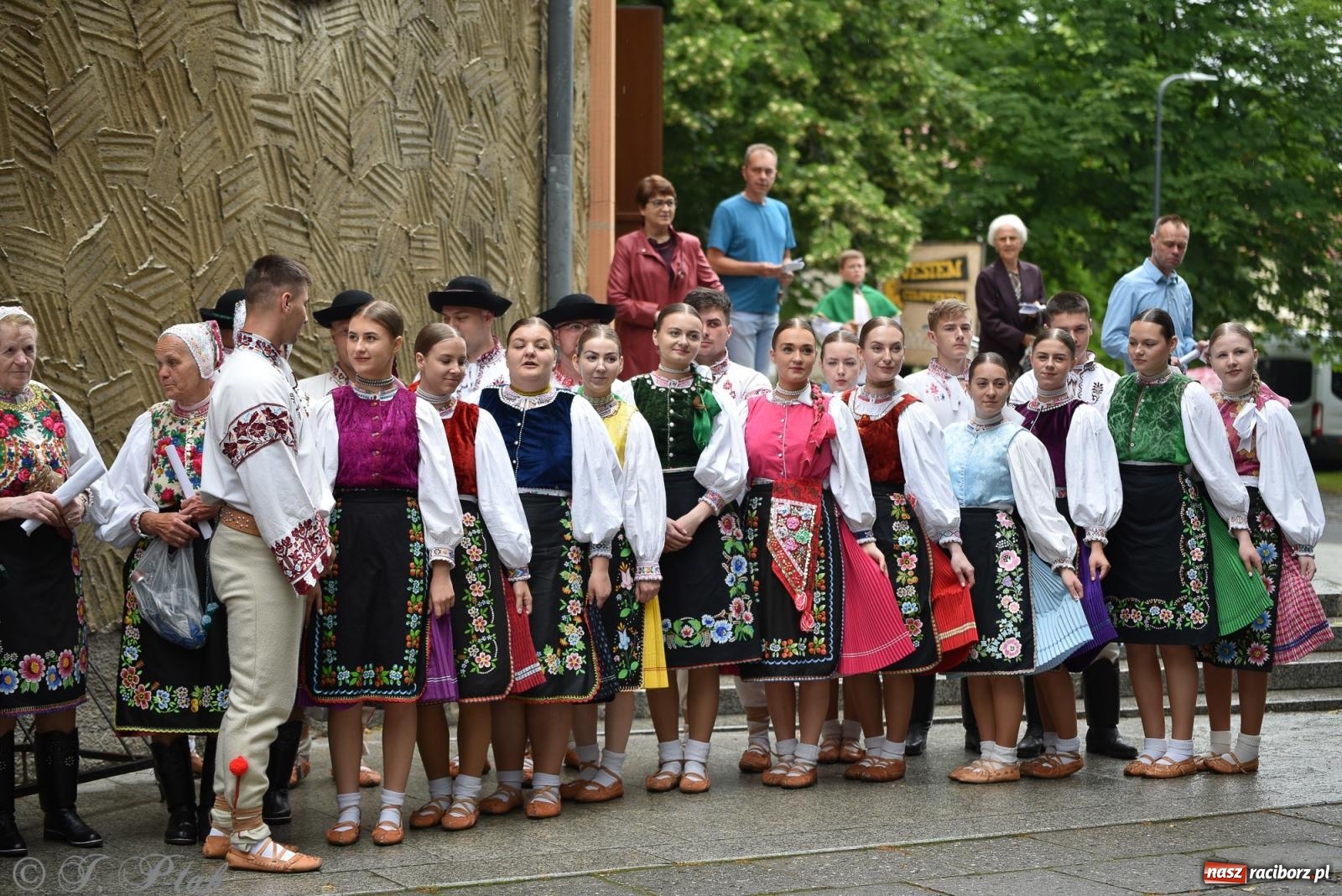 Zdjęcie w galerii na portalu naszraciborz.pl: W okrąglaku jak w Meksyku. Potomkowie Azteków w parafii NSPJ [FOTO i WIDEO] wiadomości z regionu