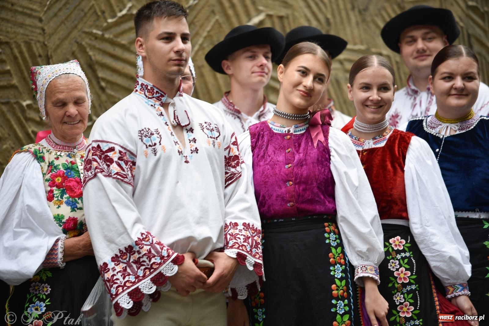 Zdjęcie w galerii na portalu naszraciborz.pl: W okrąglaku jak w Meksyku. Potomkowie Azteków w parafii NSPJ [FOTO i WIDEO] wiadomości z regionu