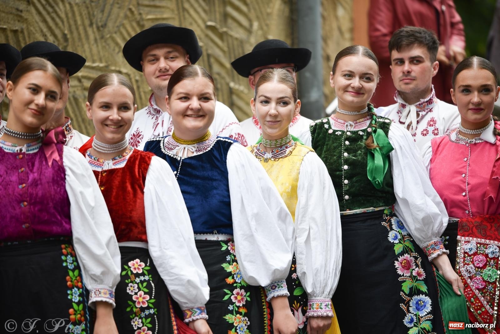 Zdjęcie w galerii na portalu naszraciborz.pl: W okrąglaku jak w Meksyku. Potomkowie Azteków w parafii NSPJ [FOTO i WIDEO] wiadomości z regionu